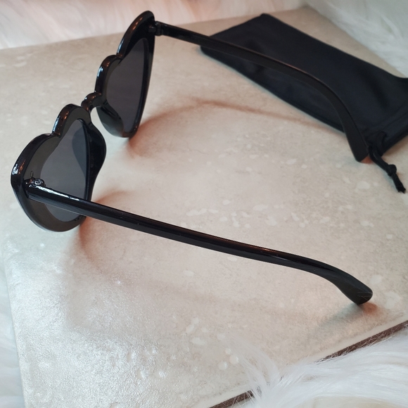 SOLD๐HP๐Retro Black Heart Sunglasses - Picture 4 of 8